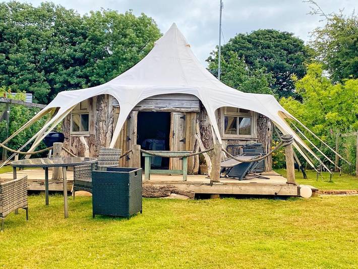 Camping for 4 people, with hot tub and garden, child-friendly in North-Wales