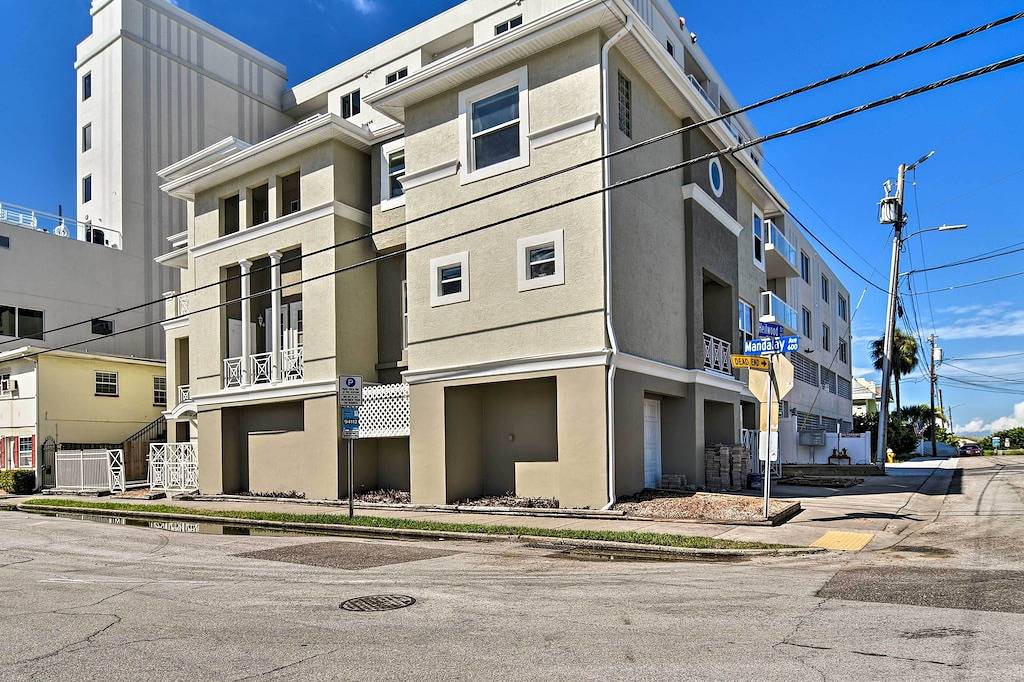 Colorful Townhome, Steps to Clearwater Beach! in Clearwater Beach, Clearwater