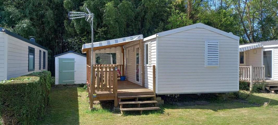 Camping pour 6 personnes, avec piscine ainsi que jacuzzi et terrasse