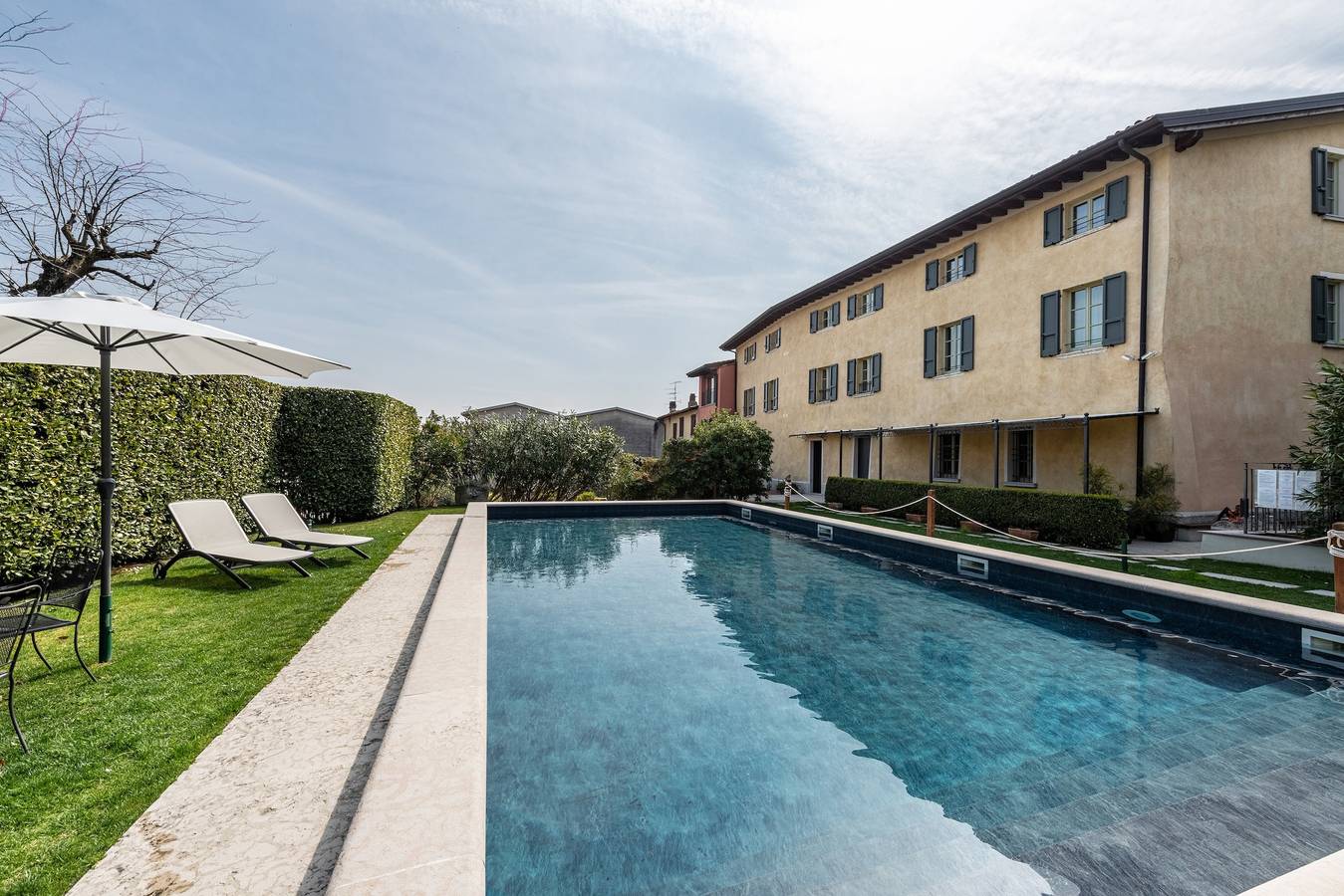 Appartamento intero, Appartamento 'Villa Antica Torre Orazio' con piscina condivisa, Wi-Fi e aria condizionata in San Felice del Benaco, Prealpi Gardesane