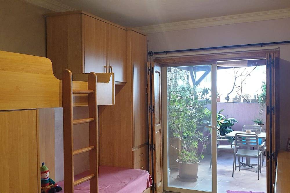 Appartement entier, 3 min to the beach, sunrise sunset,nice to walk on the cost , very good for swim in Luqa, Île de Malte