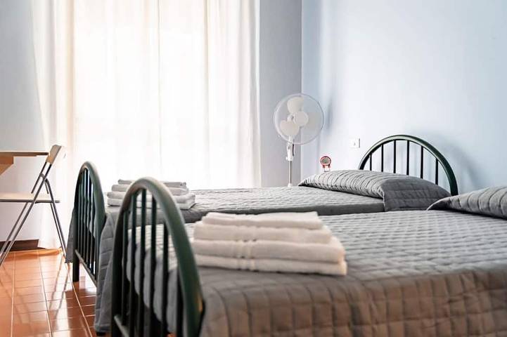 Ganze Wohnung, GuestHost - Gemütliche 80 qm Wohnung im 1. Stock mit Aufzug, ideal für bis zu 6 Personen. In Garda gelegen, mit strategischer Lage: Der Strand ist nur 2 Gehminuten entfernt, das Stadtzentrum kann erreicht werden. in Corno (Garda), Garda