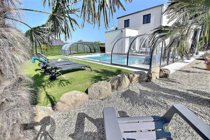 Gîte pour 8 personnes, avec piscine ainsi que terrasse et jardin