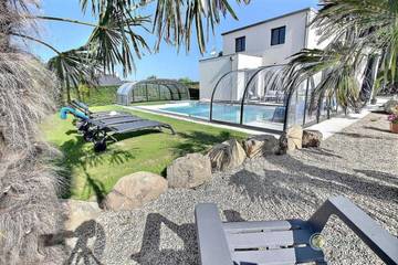 Gîte pour 8 personnes, avec piscine ainsi que terrasse et jardin à Pleubian