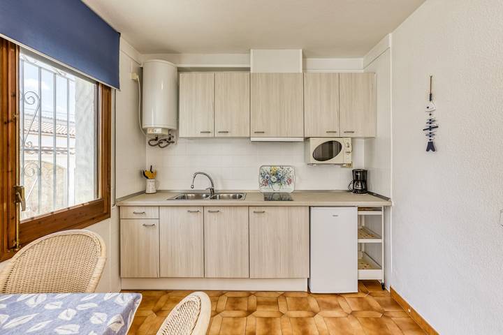Hel lejlighed, 'Bahia Studio' Apartment with Lake Views, Wi-Fi, and Air Conditioning in Empuriabrava, Upper Empordà