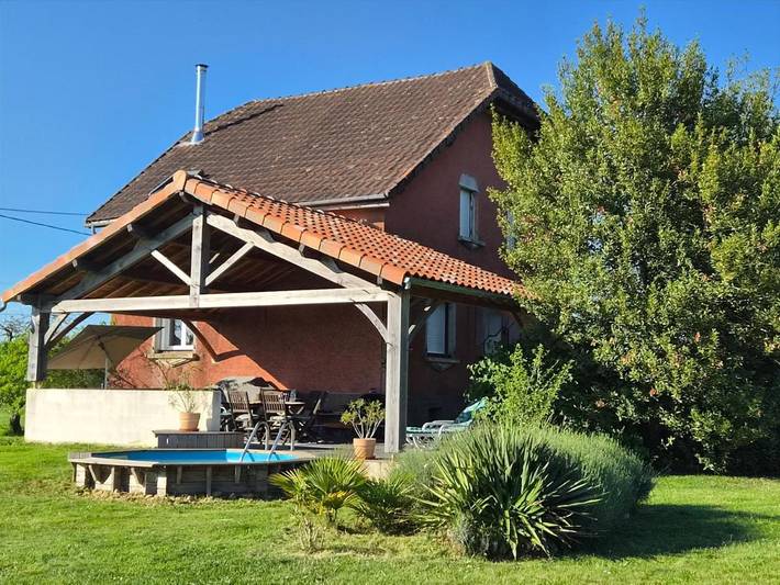 Location de vacances pour 6 personnes, avec Terrasse et Jardin ainsi que Piscine et Vue à Nontron