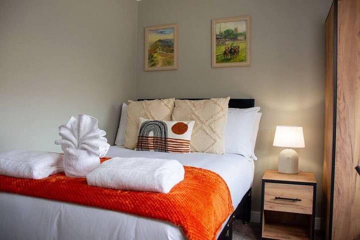 Large House | Racecourse & City in Worcester, Worcestershire