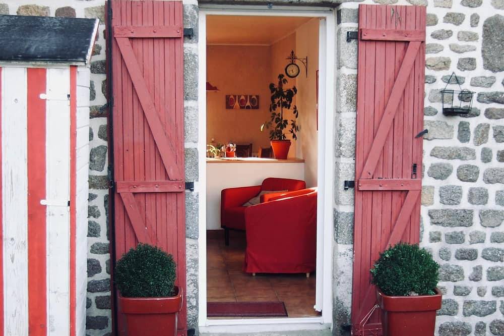 Entire apartment, House of Poppies in Saint-Laurent-de-Terregatte, Avranches region