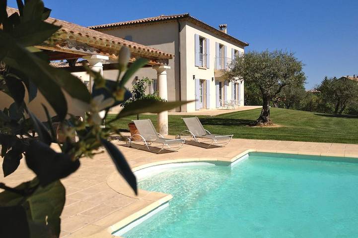 Villa pour 12 personnes, avec balcon ainsi que jardin et jacuzzi