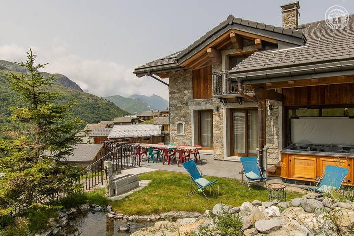 Gîte pour 12 personnes, avec jacuzzi ainsi que sauna et terrasse