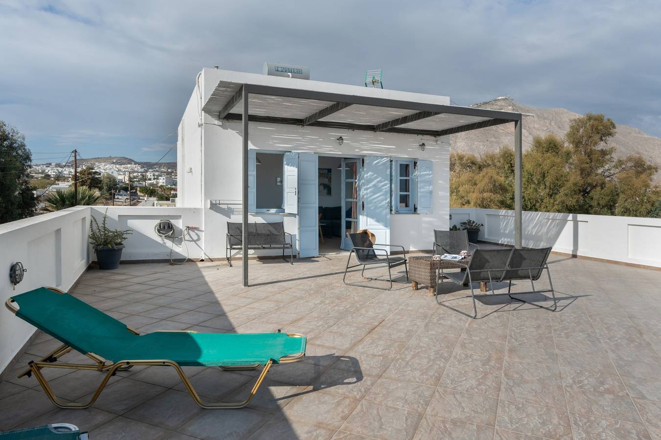 Apartamento entero, Aegean Blue Santorini Perivolos cerca de la playa con vistas al mar y Wi-Fi in Playa de Perivolos, Perissa