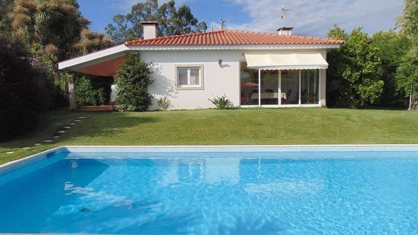 Location de vacances pour 6 personnes, avec Terrasse ainsi que Jardin et Piscine dans Rebordões