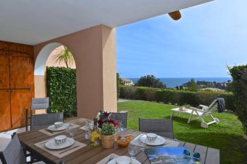 Gîte pour 4 personnes, avec vue ainsi que piscine et jardin dans Golf De Cap Esterel