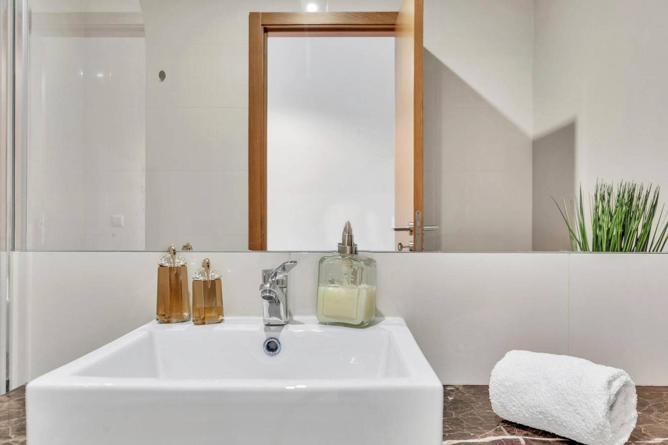 Hel lägenhet, Relax Stay - Modern 2-Bedroom Apartment in Funchal in São Martinho, Madeira