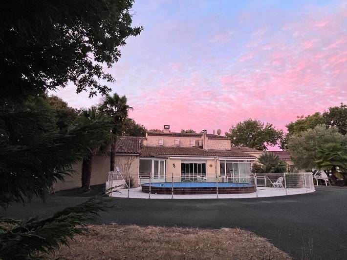Location de vacances pour 3 personnes, avec piscine ainsi que jardin et jacuzzi à L'Éguille - 2