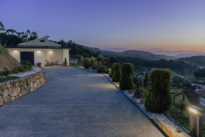 Casa rural para 8 personas, con vistas además de piscina y jardín, Se admiten mascotas en Arouca