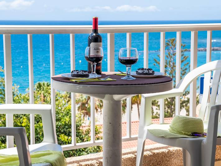 Apartamento vacacional entero, 1.1 Hermoso, frente al mar con balcón y wifi gratis in Playa de las Américas, Arona 