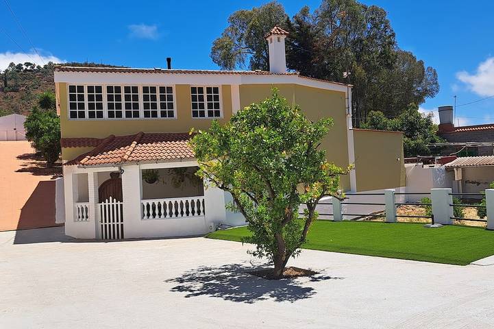 Villa for 10 people, with terrace and hot tub as well as garden - 1