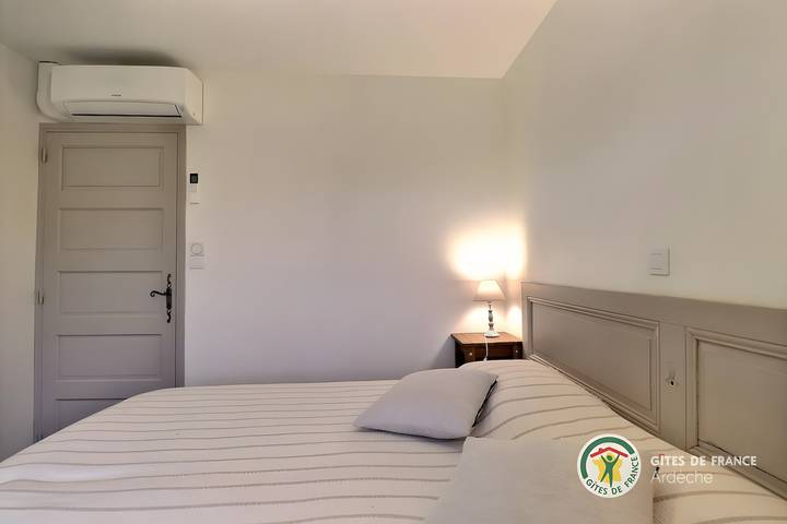 Location de vacances pour 6 personnes, avec Jacuzzi et Jardin à Cheminas