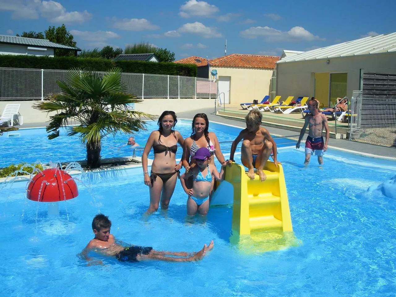 Nuevo mobil-home Vip climatizado, 3 habitaciones, tranquilidad garantizada, terraza cubierta y semic 6 personas in Brem-sur-Mer, Valle del Loira