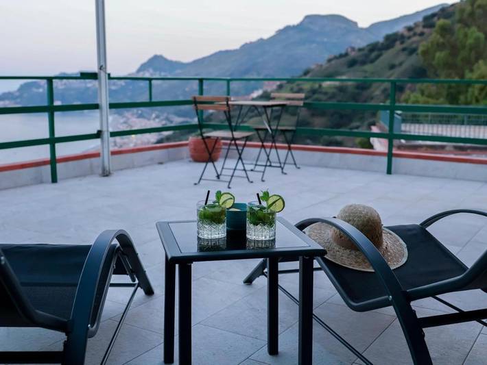 Location de vacances pour 2 personnes, avec terrasse et vue à Letojanni - 2