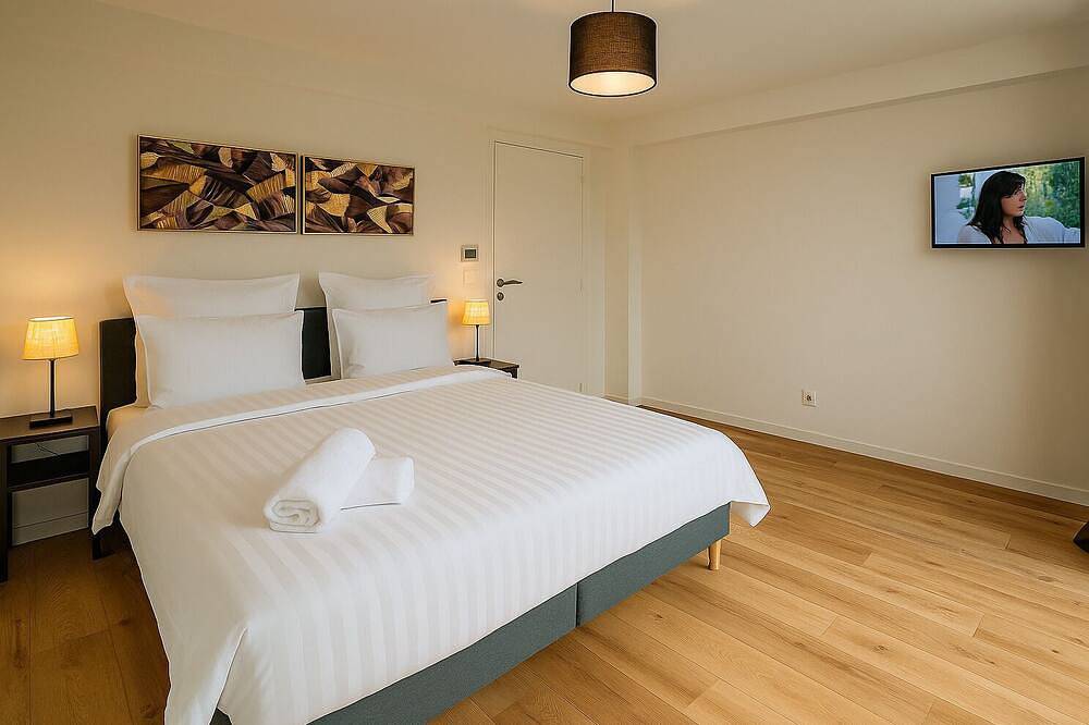 9-Bed Villa: Wifi, Ac, Cathedral Lounge, Terrace, Garden, Parking & Near Pool/Pk in Antony, Altos del Sena