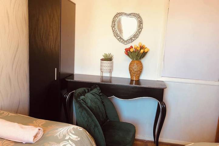 Centrally located 4 bedroom house with garden free parking in Zone 1 London in Southwark, Londra