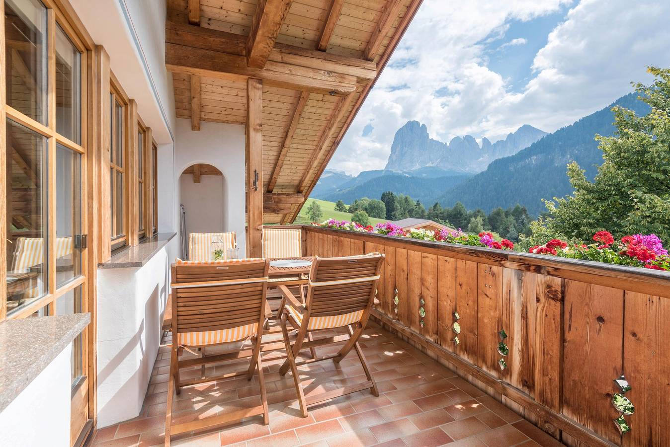 Appartement entier, Appartement de vacances "Ruveda" avec vue sur les montagnes, Wi-Fi, terrasse et jardin in San Giacomo (Sankt Ulrich), St. Ulrich in Gröden