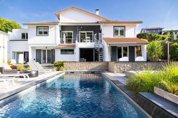 Villa pour 12 personnes, avec jardin ainsi que vue et piscine à Biarritz