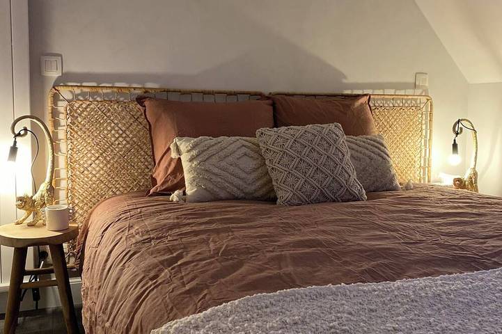 Centrally between Ghent & Antwerp, Cosy attic room in a fully private building in Lokeren, Ostflandern