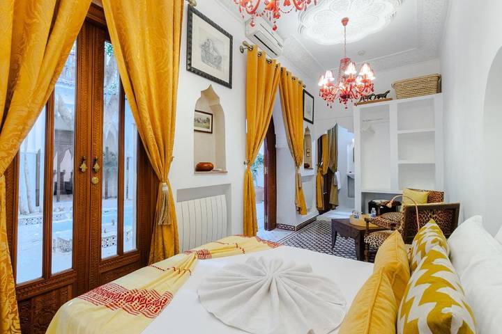 Alojamiento y desayuno para 2 personas, con vistas además de piscina y jardín en Marrakech