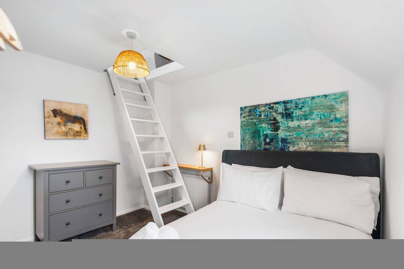 Central Horsham 5Br Home | Parking | Pets Allowed in Horsham, West Sussex