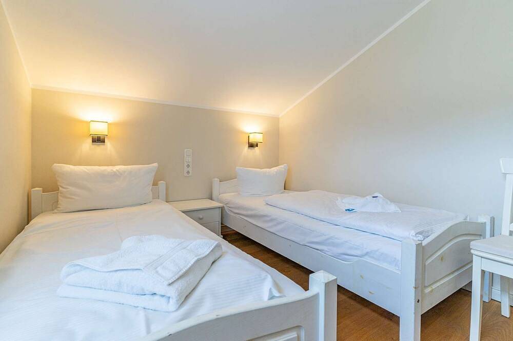 Ganze Wohnung, Komfort Appartement - Jasmund - Neu: Ferienhaus mit Kamin, 2 Bäder, 2 Sz - am in Polchow, Glowe