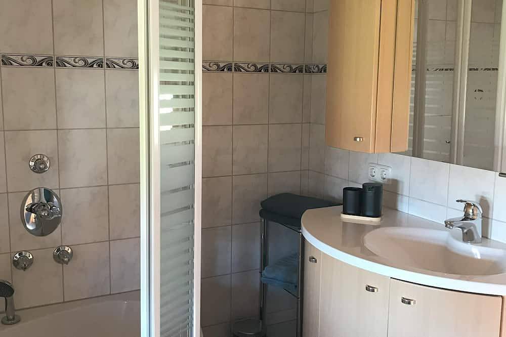 Ganze Wohnung, Ferienwohnung 55qm mit Balkon für max. 3 Erwachsene in Traunstein, Chiemsee