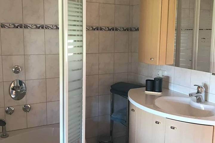 Ganze Wohnung, Ferienwohnung 55qm mit Balkon für max. 3 Erwachsene in Traunstein, Chiemsee