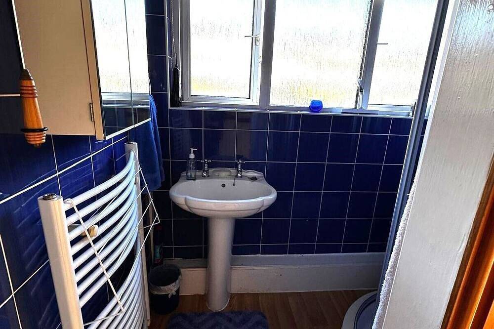 Sha's Pad,  Room 4, Single Bed - shared shower room with 1 other in Port Talbot, Neath Port Talbot