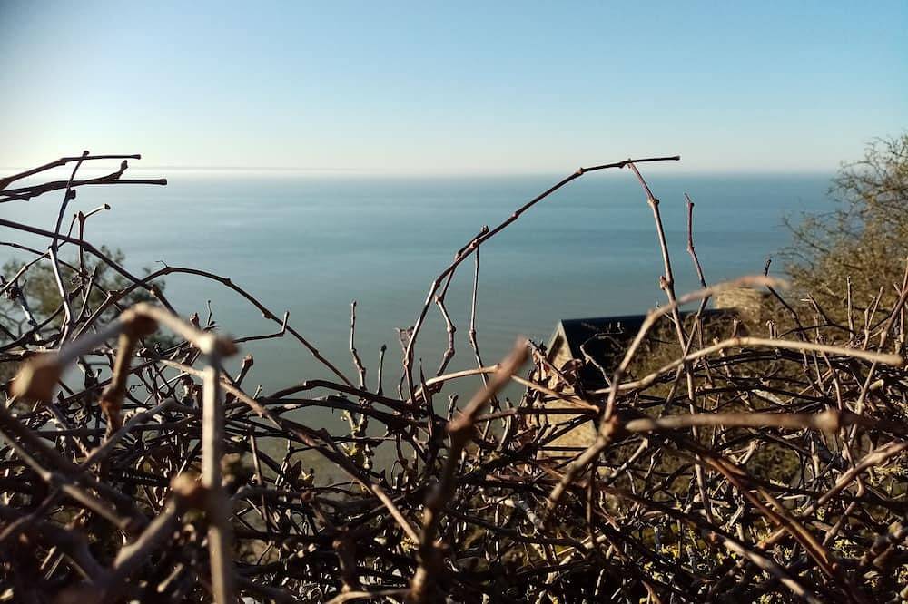 La Campagne au Bord de la Mer. Une Chambre Chez L'habitant et ses Animaux in Champeaux, Côte de la Déroute