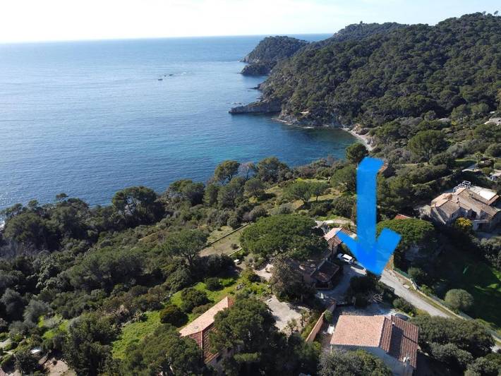 Location de vacances pour 9 personnes, avec vue et jardin, adapté aux familles dans Plage de la Madrague (Giens) - 2