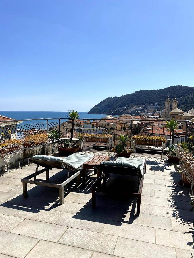 Ferienwohnung für 6 Personen, mit Balkon und Terrasse sowie Ausblick in Laigueglia