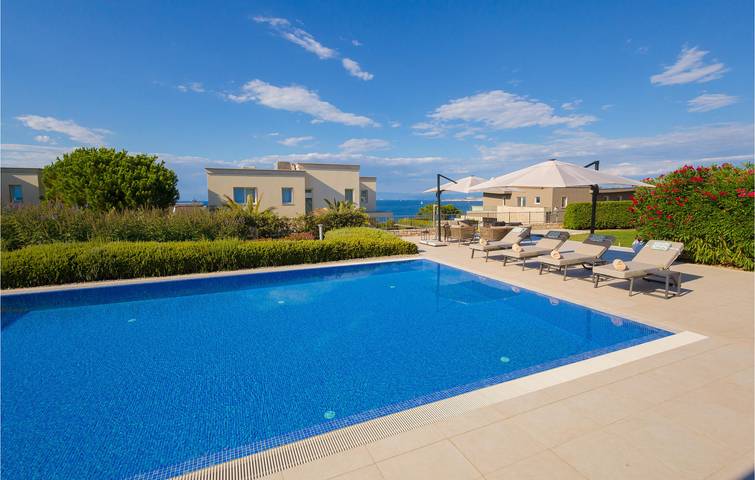 Acogedor apartamento de 1 dormitorio con piscina, terraza y cerca de la costa in Umag, Region de Umag