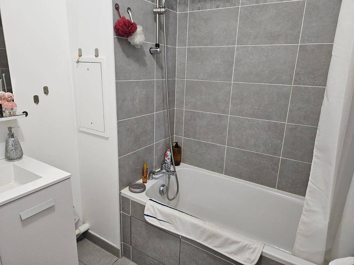 Appartement entier, Appartement Balcon standing Pontoise gare Rer C H J Paris Nord-ouest in Pontoise, Val-d'Oise