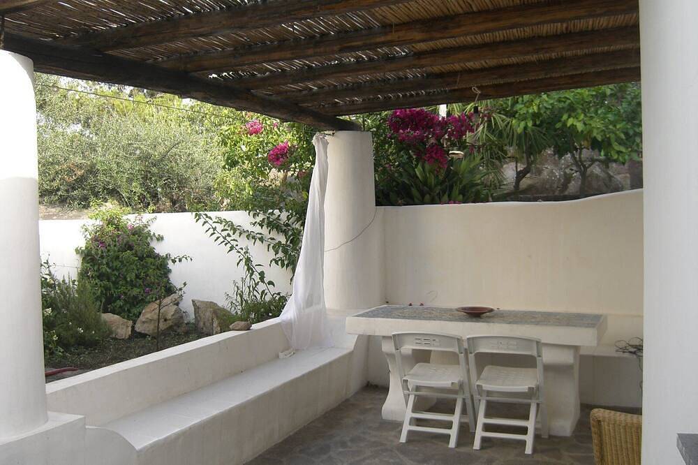 Ganze Wohnung, Cottage with large garden in the center of Panarea in Panarea