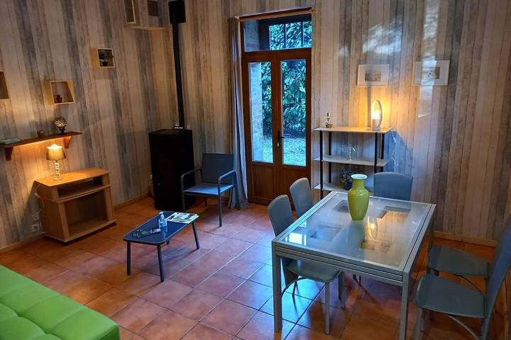 Gîte pour 3 personnes, avec terrasse ainsi que vue et jardin à Agonges - 2