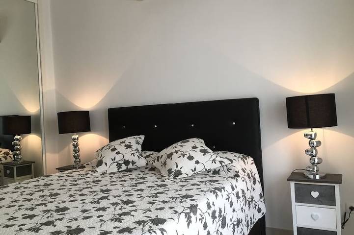 Villa in einem Golfplatz, in der Nähe der Strände, Schwimmbad 50 Meter entfernt, gratis Wifi in Budens, Faro Distrikt