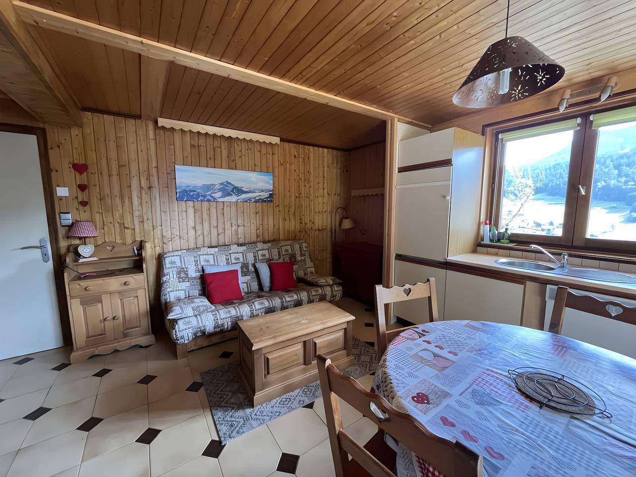 Geheel appartement, Appartement 'D'arnica' met uitzicht op de bergen, balkon en wifi in Morzine, Les Portes du Soleil