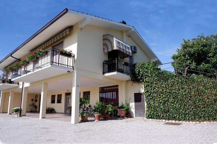 Ferienwohnung für 4 Personen, mit Balkon und Terrasse sowie Garten und Ausblick