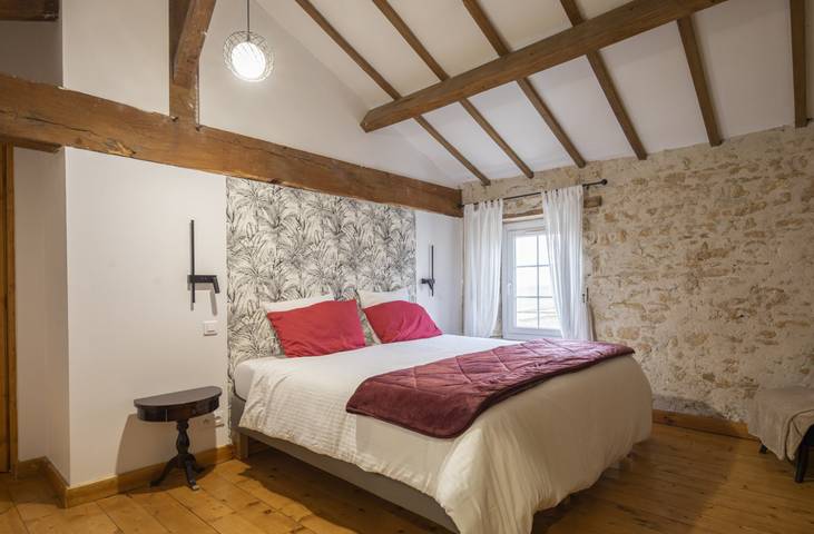 Gîte pour 5 personnes, avec terrasse ainsi que piscine et jardin