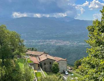 Maison de campagne pour 4 personnes, avec terrasse et sauna ainsi que jardin et jacuzzi, animaux acceptés à Pieve Fosciana