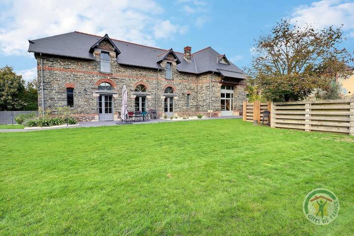 Maison de vacances pour 10 personnes, avec Terrasse et Jardin ainsi que Piscine et Vue à Domloup