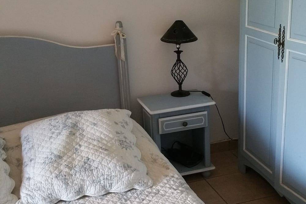 Entire apartment, Spend exceptional holidays in a protected village , by the sea in Osani, Parc naturel régional de Corse